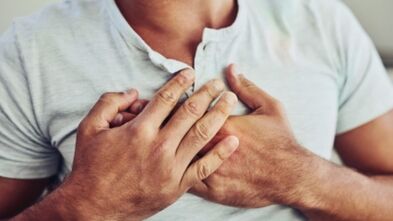 Viens no krūšu kurvja osteohondrozes simptomiem ir sāpes krūšu rajonā